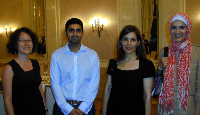 Sonja Völker (links) mit Integrationsministerin Bilkay Öney (2. von rechts) und zwei Vertretern der Ahmadiyya-Gemeinde