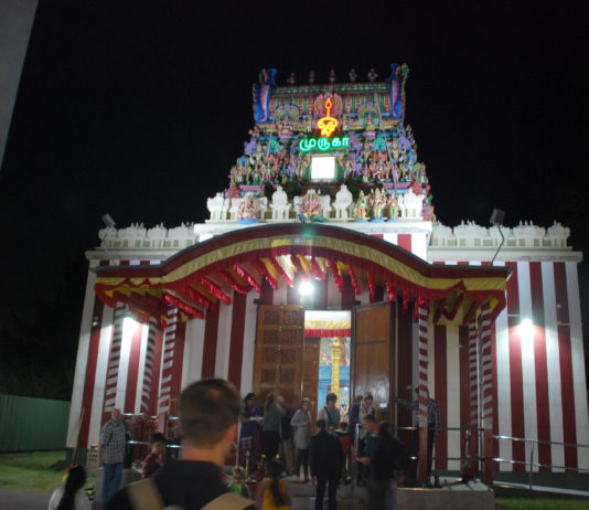 Singende Muslime, in Joghurt badende Götter und das Taj Mahal Berlins